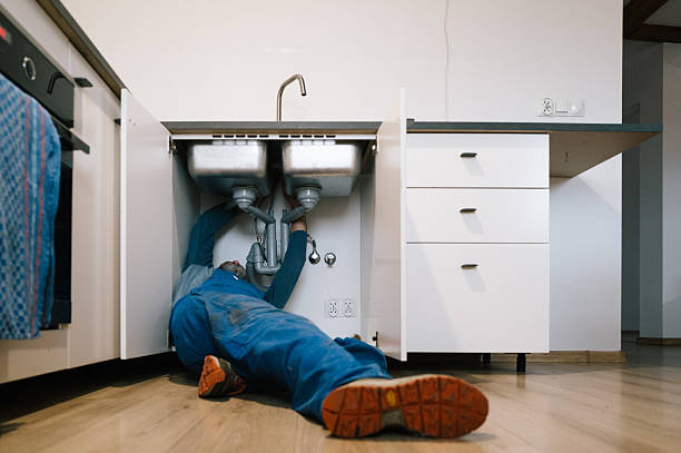Professional Emergency Plumber technician working in Wellington, TX